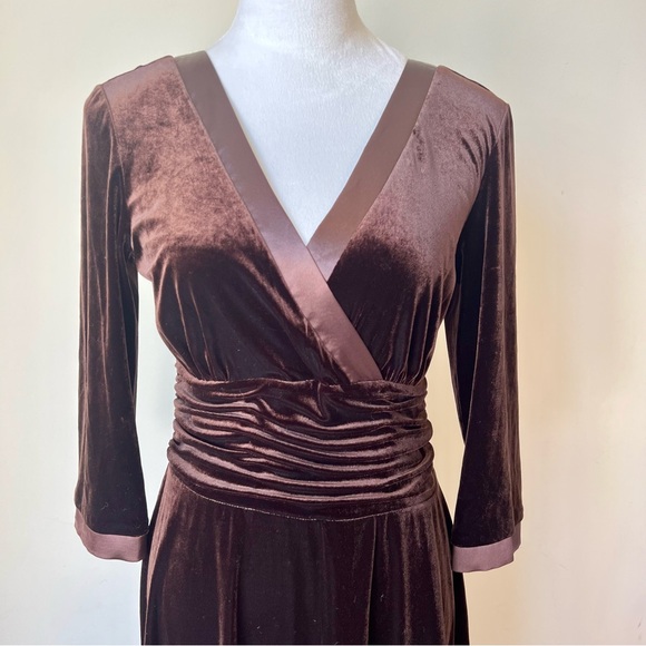 Vintage SANDRA DARREN Velvet V-Neck Fit And Flare 3/4 Sleeve Dress—SZ. 10 - Picture 3 of 12